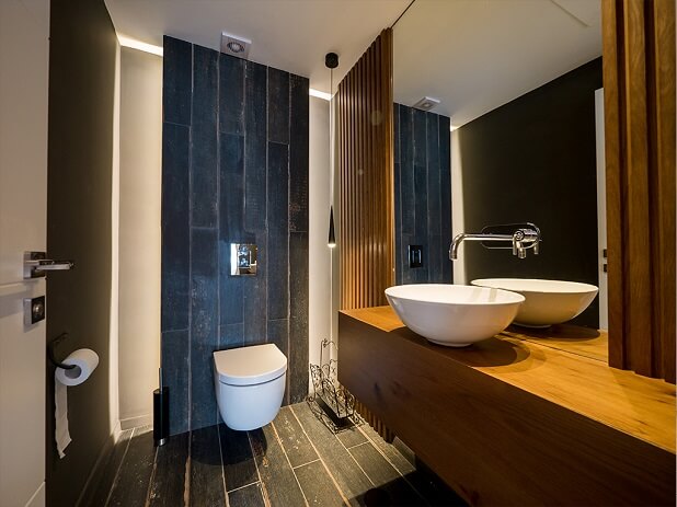 ארון אמבטיה מעץ אלון בשילוב חיפוי קיר מעץ גושני