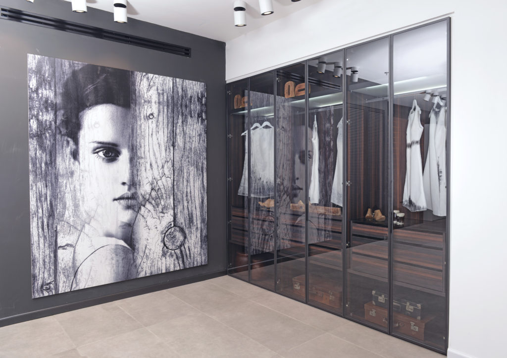 עיצוב חדר ארונות שקוף