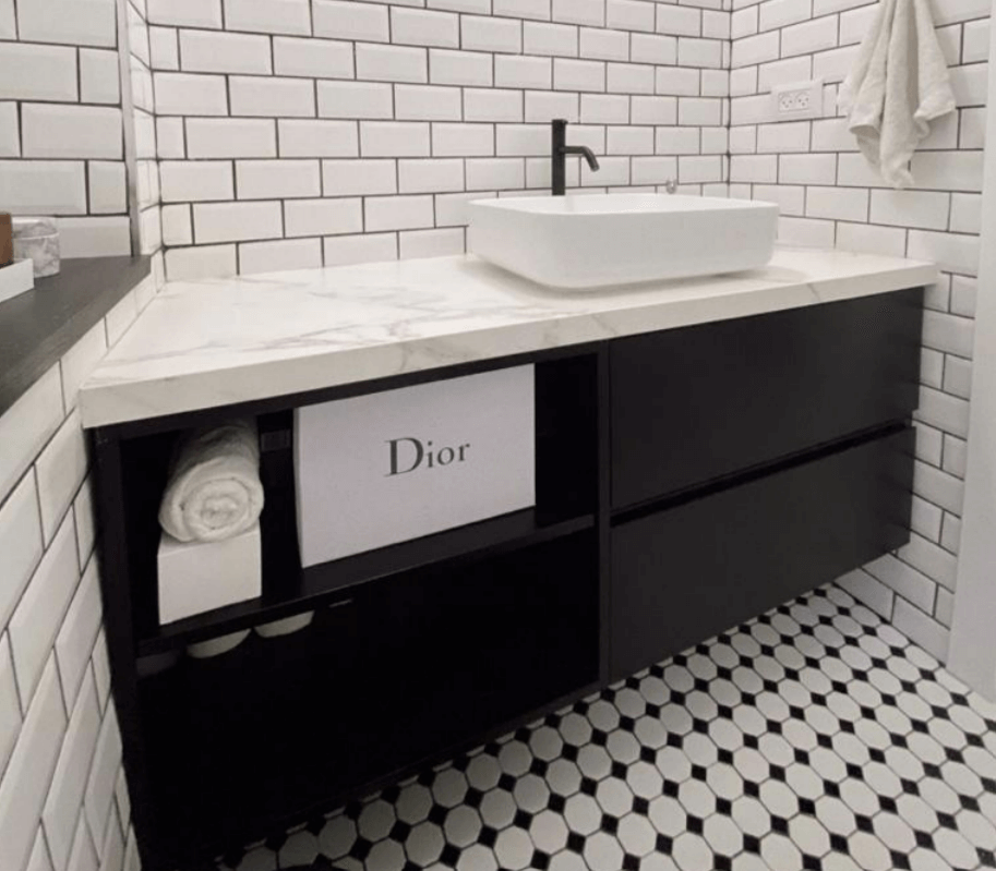 ארון אמבטיה צבע שחור עם שיש לבן