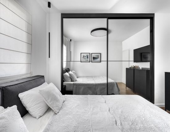 ארון הזזה בשילוב מראה עם פסים שחורים